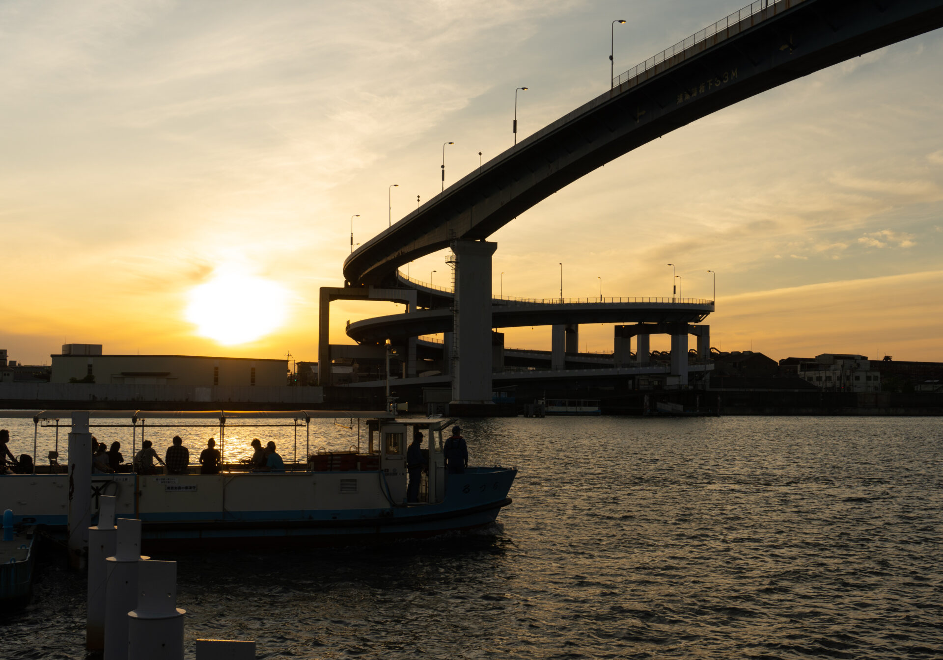 黄昏の千本松大橋と渡船