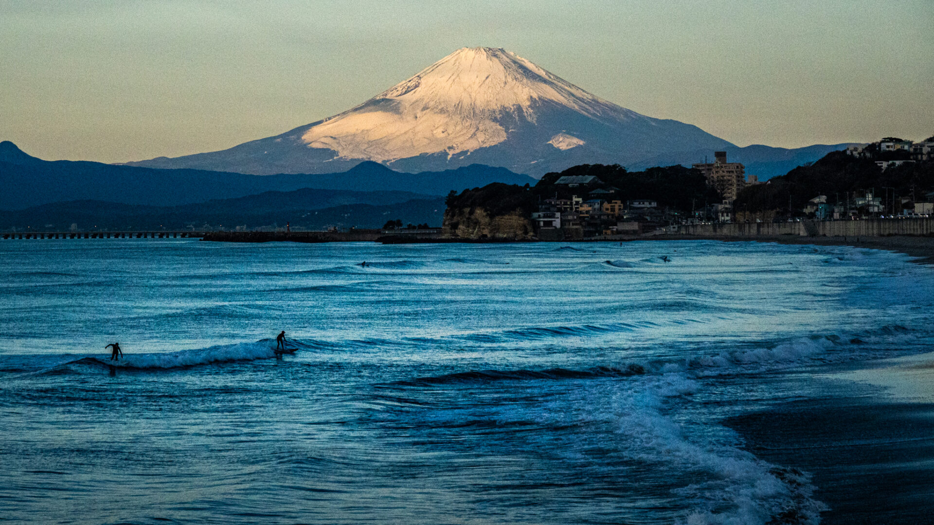 冬の朝（サーファー）